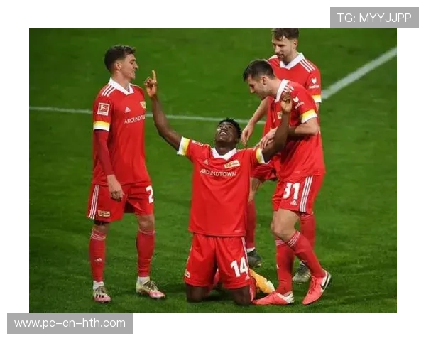 多特边路连线形成多次门前绝佳机会 多特边路连线形成多次门前绝佳机会